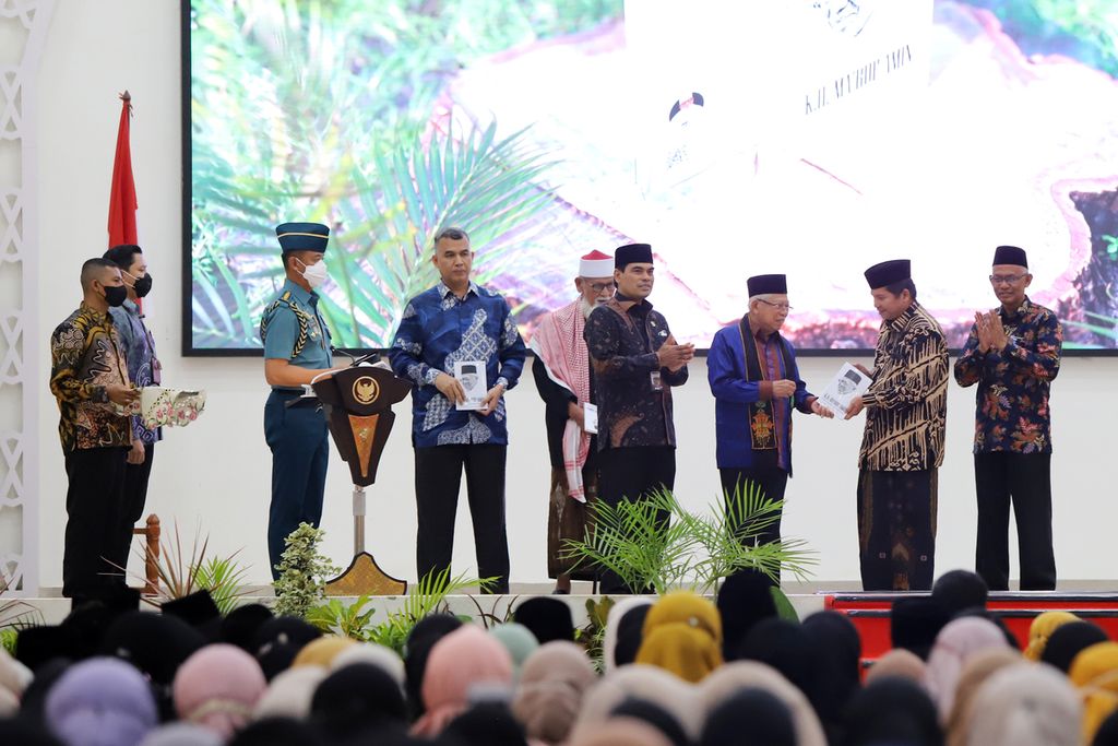 Wakil Presiden Ma’ruf Amin hadir dalam kuliah umum dan peluncuran buku <i>KH Ma’ruf Amin: Bapak Ekonomi Syariah Indonesia</i> di Universitas Islam Negeri Ar Raniry, Banda Aceh, Aceh, Kamis (30/3/2023).
