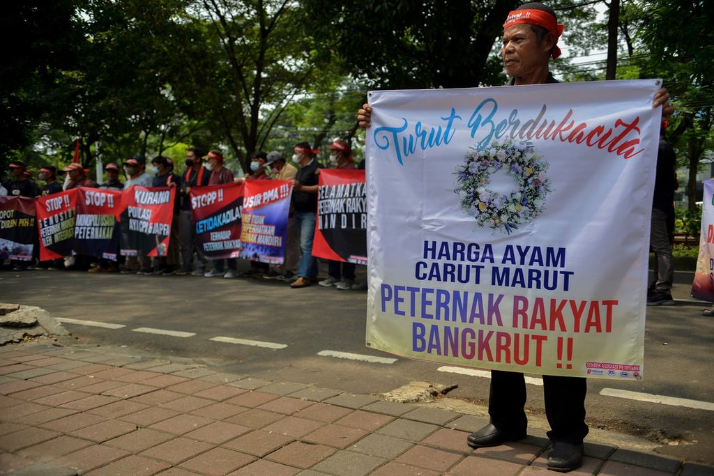 Salah seorang peserta aksi membentangkan spanduk berisi tuntutan mereka di depan Komisi Nasional Hak Asasi Manusia, Jakarta, Senin (13/3/2023).