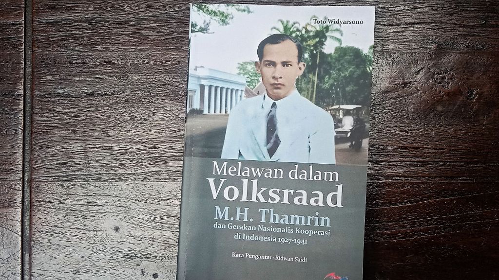 Halaman muka buku <i>Melawan dalam Volksraad: M.H. Thamrin dan Gerakan Nasionalis Kooperasi di Indonesia 1927-1941</i>.