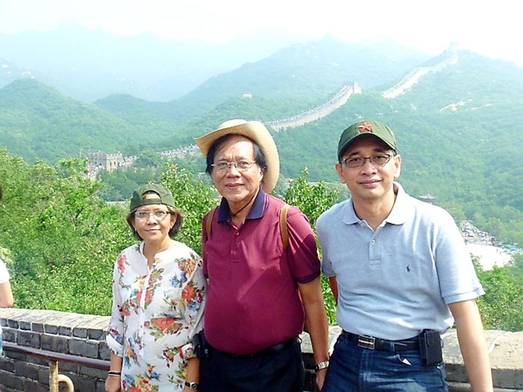 Djamaludin Ancok berfoto bersama di Tembok Besar China tahun 2011. 