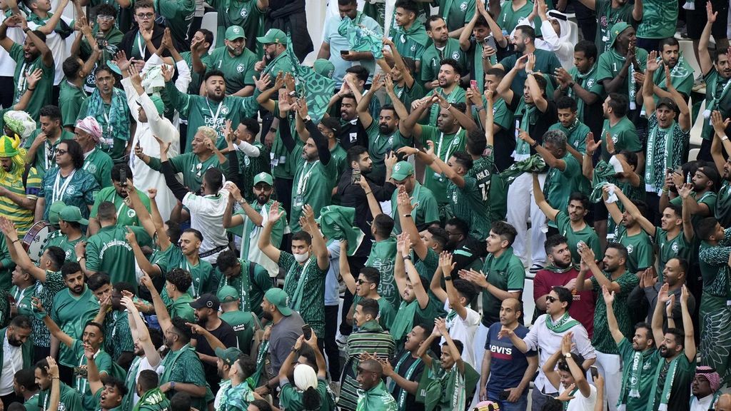 Pendukung Arab Saudi bersorak untuk tim mereka selama pertandingan sepak bola Grup C Piala Dunia antara Argentina dan Arab Saudi di Stadion Lusail di Lusail, Qatar, Selasa, 22 November 2022. 
