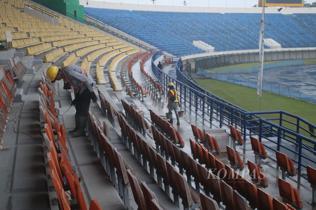 Sejumlah pekerja merenovasi Stadion Si Jalak Harupat di Kecamatan Soreang, Kabupaten Bandung, Jawa Barat, Senin (20/3/2023). Stadion ini menjadi salah satu calon lokasi pertandingan Piala Dunia FIFA U-20 di Indonesia.