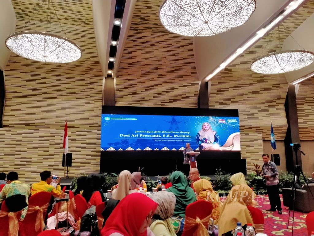 Kepala Kantor Bahasa Provinsi Lampung Desi Ari Pressanti saat membuka acara pelatihan untuk 251 guru bahasa Lampung di Bandar Lampung, Minggu (28/4/2024) sore.