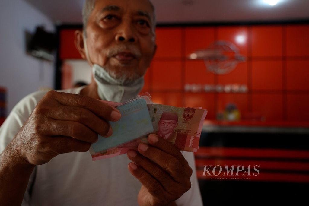 Warga lanjut usia mendapatkan bantuan langsung tunai Rp 600.000 di Kantor Pos Bongsari, Kota Semarang, Jawa Tengah, Jumat (9/9/2022). Bantuan tersebut sebagai bentuk jaminan sosial bagi warga tidak mampu untuk memenuhi kebutuhan hidup mereka yang makin tinggi.