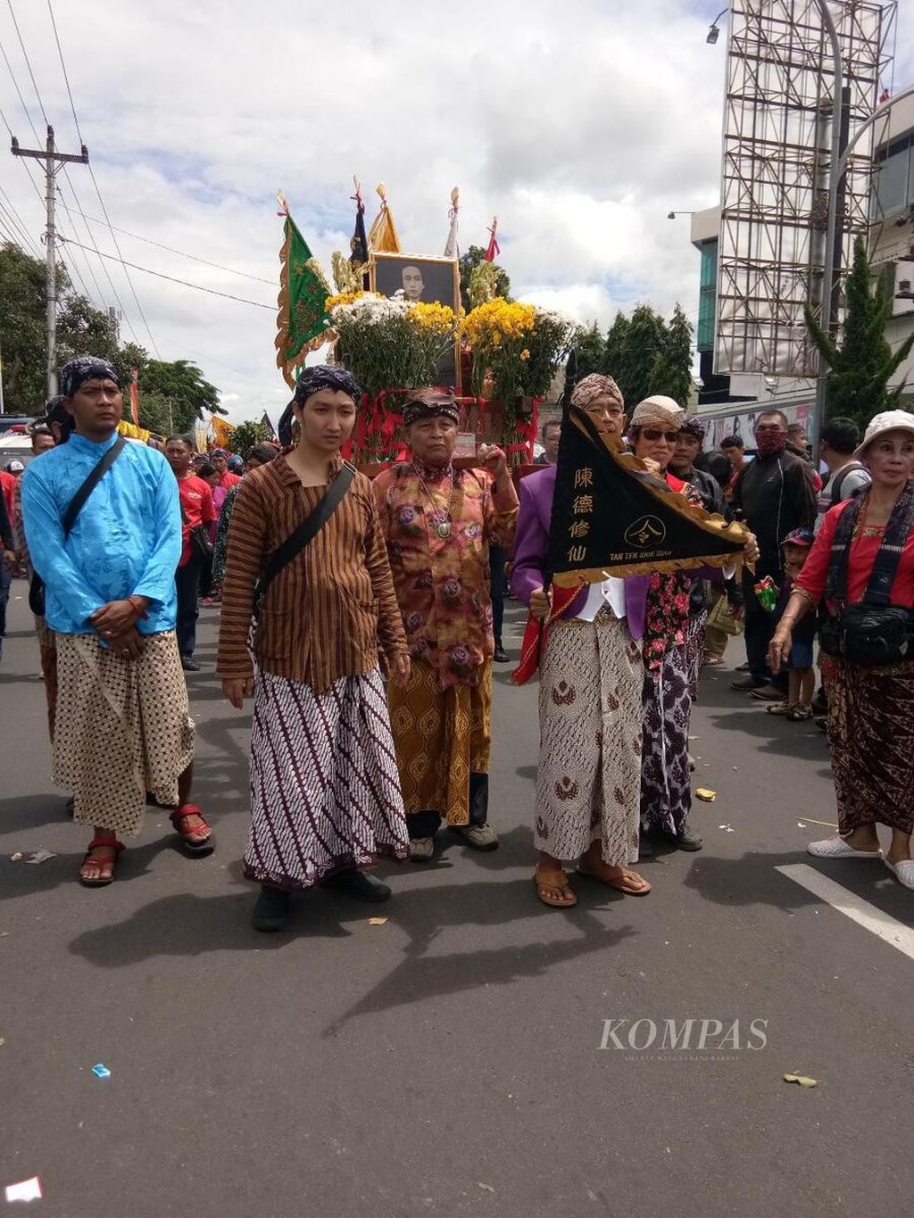 Rombongan dari salah satu kelenteng di Jawa mengenakan pakaian khas Jawa dalam acara kirab keliling kota yang diselenggarakan oleh Tempat Ibadat Tri Dharma (TITD) Liong Hok Bio Kota Magelang, Jawa Tengah, Minggu (25/3/2018). 