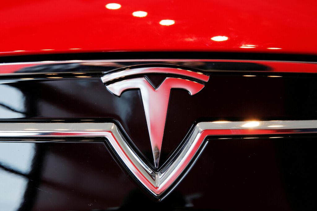 Logo mobil listrik Tesla Model S di sebuah ruang pamer di New York, Amerika Serikat. Foto diambil pada tanggal 29 April 2016.   