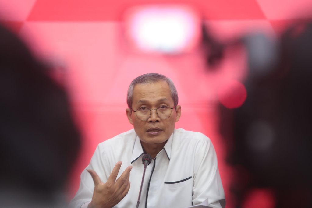 Pimpinan Komisi Pembarantasan Korupsi, Alexander Marwata, memberikan keterangan pers saat penahanan tersangka dugaan tindak pidana korupsi suap pengadaan barang dan jasa di Basarnas tahun 2021-2023, Mulsunadi Gunawan, di Gedung KPK, Jakarta, Senin (31/7/2023). 