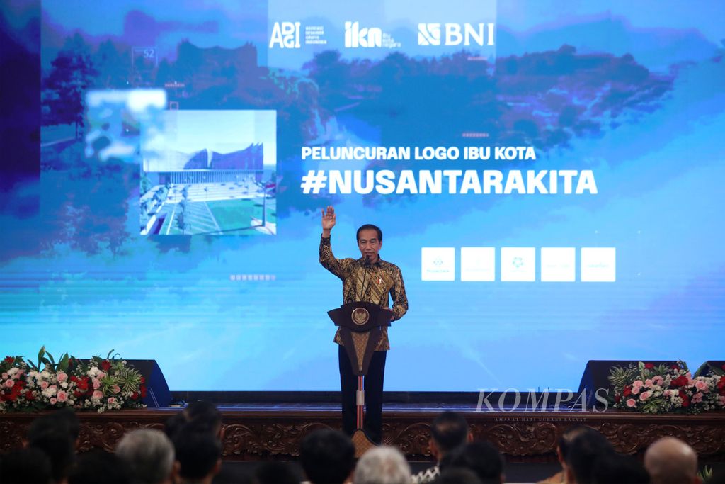 Presiden Joko Widodo menyampaikan sambutan pada peluncuran logo Ibu Kota Nusantara (IKN) di Istana Negara, Jakarta, Selasa (30/5/2023). Logo IKN dengan tema Pohon Hayat Nusantara karya Aulia Akbar, meraih voting tertinggi dari lima finalis logo IKN.