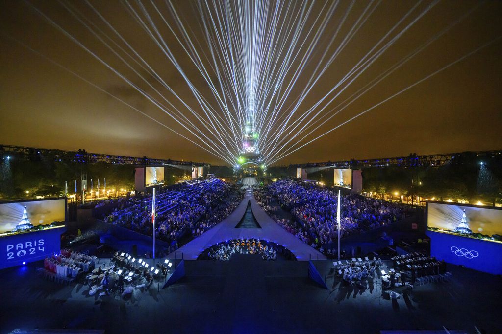 Ikhtisar tempat Trocadero dengan latar belakang Menara Eiffel di Paris selama upacara pembukaan Olimpiade Musim Panas 2024, Jumat, 26 Juli 2024. 