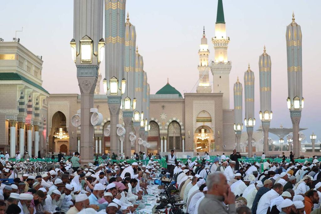 Jemaah berbuka puasa di Masjid Nabawi, Madinah, Arab Saudi, Kamis (4/4/2024). 