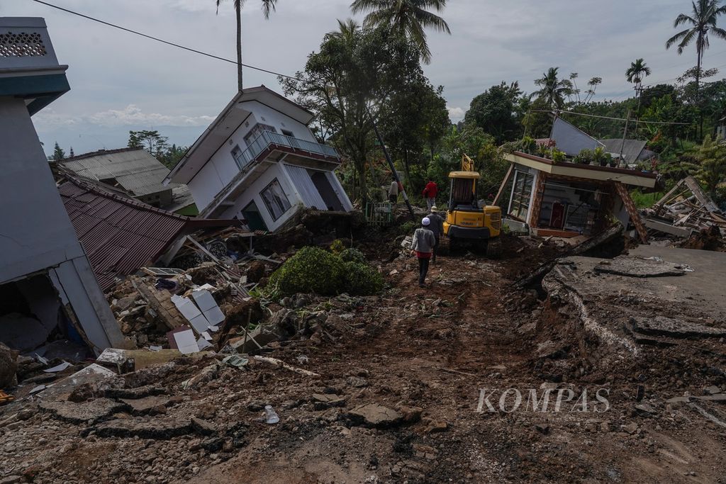 Kondisi di Jalan Cisarua, Sarampad, Cugenang, Kabupaten Cianjur, Jawa Barat, yang rusak parah akibat gempa, Rabu (23/11/2022). Kerusakan jalan akibat gempa bumi yang terjadi pada Senin (21/11/2022) membuat akses jalan ini terputus. Selain menimbulkan korban, longsor, dan kerusakan infrastruktur bangunan, gempa berkekuatan 5,6 SR di Cianjur juga berdampak pada kerusakan infrastruktur jalan. 