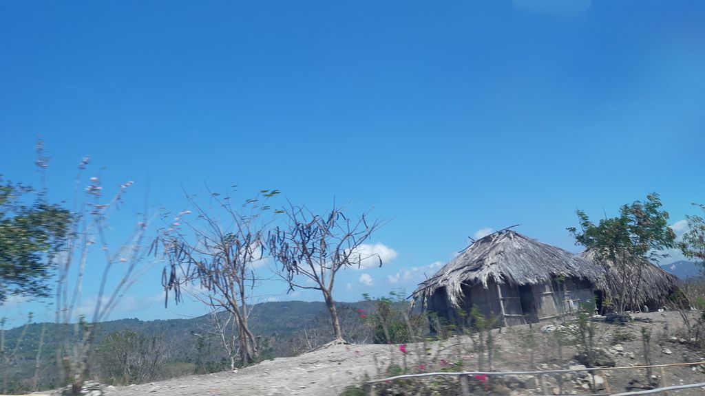 Permukiman penduduk miskin di atas lahan tandus Desa Oenoni, Kecamatan Amarasi Timur, Kabupaten Kupang, Nusa Tenggara Timur, pada Minggu (22/8/2021).