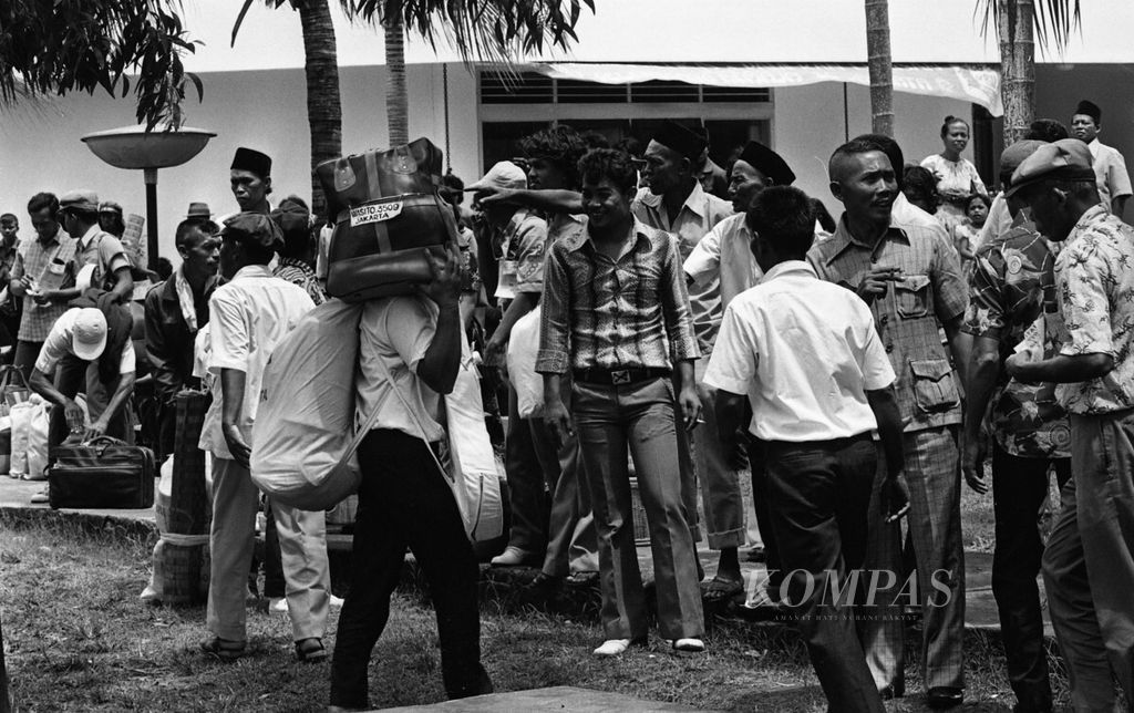 Sebanyak 1.331 bekas tahanan G30S/PKI gelombang terakhir dari 4.228 tahanan asal Pulau Buru yang dibebaskan Desember 1978 tiba di Pelabuhan Tanjung Priok, Jakarta. Mereka meninggalkan Buru tanggal 24 Desember 1978 dengan kapal KM Gunung Jati milik Komando Lintas Laut Militer Kolinlamil. Kemudian diadakan upacara pelepasan menuju daerah masing-masing di Gelanggang Remaja, Jakarta Utara, oleh Kastaf Laksusda Jaya Brigjen Bambang Soenardjo. Berita terkait di<i> Kompas</i>, 30 Desember 1978, judul amplop: Pelepasan Tahanan G-30-S/PKI”.