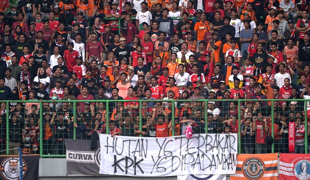 Para suporter Jakmania menyaksikan laga tuan rumah Persija Jakarta menjamu Bali United dalam lanjutan Liga 1 di Stadion Patriot Candrabhaga, Bekasi, Kamis (19/9/2019). 