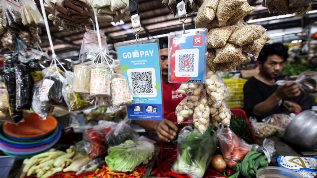 Pedagang sayur di pasar modern BSD, Tangerang Selatan, Banten, menerima pembayaran dengan sejumlah penyedia platform uang digital, Rabu (24/4/2019). Para pemain teknologi finansial pembayaran terus berkompetisi meningkatkan penetrasi pasar dengan cara masuk ke berbagai jenis transaksi kebutuhan sehari-hari, termasuk ke usaha mikro, kecil, dan menengah (UMKM).