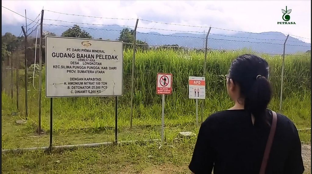 Cuplikan film dokumenter berjudul “Mereka Menyebut Kami Ring 1” yang diluncurkan pada Selasa (15/11/2022) menunjukkan lokasi gudang bahan peledak pertambangan yang berada sangat dekat dengan ladang dan permukiman warga di Kabupaten Dairi, Sumatera Utara,