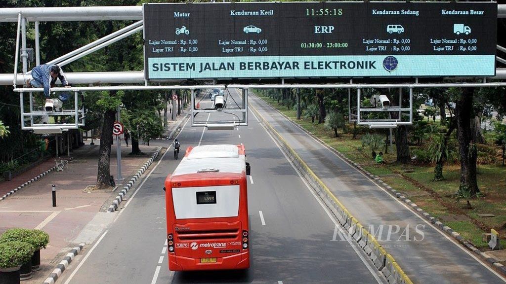 Pekerja tengah menyiapkan penggunaan gerbang jalan berbayar elektronik (<i>electronic road pricing</i>/ERP) di Jalan Medan Merdeka Barat, Jakarta, Selasa (13/11/2018). ERP direncanakan berlaku mulai 2019 dan akan menggantikan pembatasan kendaraan dengan sistem ganjil genap.