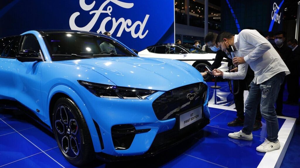 Pengunjung melihat mobil terbaru dari Ford yang dipamerkan pada Shanghai Auto Show. Produsen mobil melihat China sebagai pasar terbesar mereka berdasarkan volume penjualan.