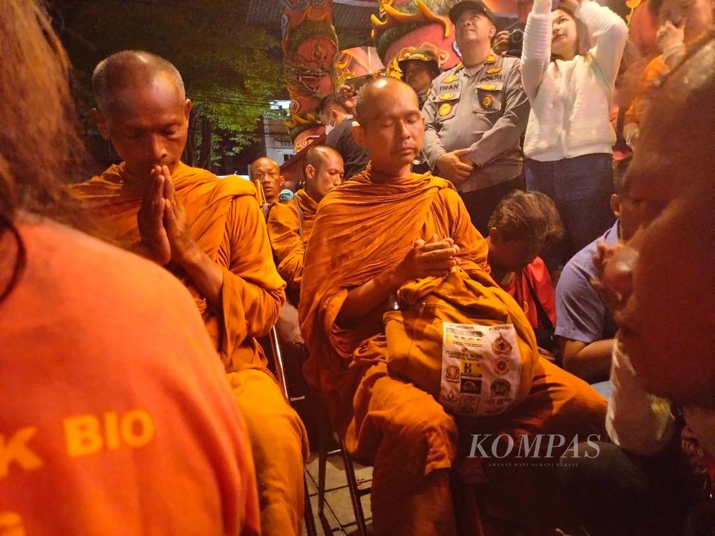 Para biksu yang menjalankan ritual thudong tampak khusyuk membaca doa di TITD Liong Hok Bio, Kota Magelang, Selasa (30/5/2023).
