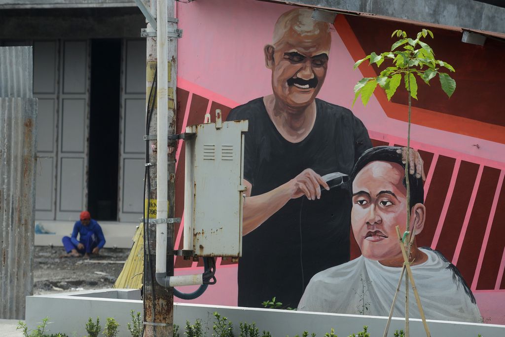 Mural bergambar sosok Wali Kota Surakarta FX Hadi Rudyatmo yang sedang mencukur rambut Wali Kota Surakarta Terpilih Gibran Rakabuming Raka dilukis di tembok sebuah gudang di Jalan Ir Juanda, Surakarta, Jawa Tengah, Sabtu (13/2/2021).