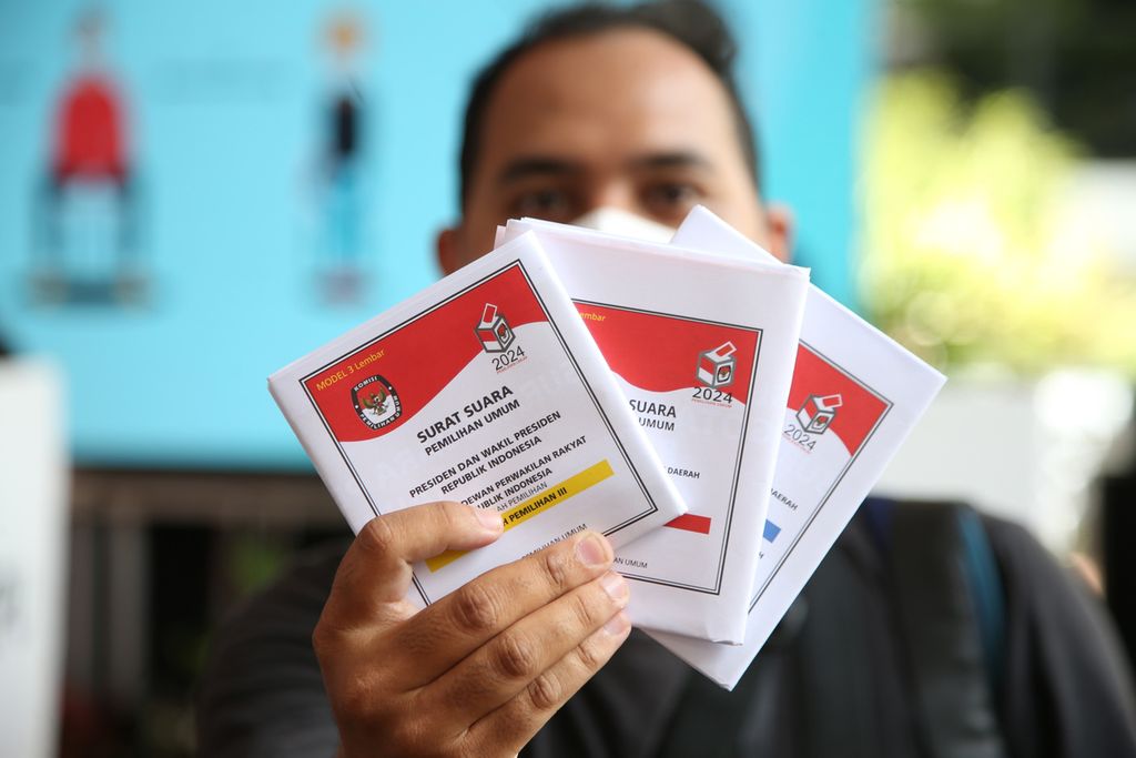 Contoh surat suara dengan desain yang disederhanakan saat simulasi pemungutan dan penghitungan suara Pemilu 2024 di kantor Komisi Pemilihan Umum, Jakarta, Selasa (22/3/2022).