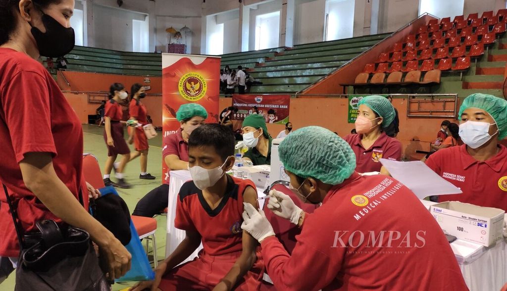 Suasana pelaksanaan vaksinasi Covid-19 dosis kedua bagi anak usia 6-11 tahun di wilayah Badung digelar Badan Intelijen Negara Daerah Bali di GOR Purna Krida, Kerobokan, Kuta Utara, Kabupaten Badung, Rabu (2/2/2022).