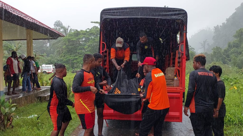 Tim SAR mengevakuasi salah satu dari lima korban tewas dalam kecelakaan perahu motor di Kabupaten Kaimana, Papua Barat, Jumat (30/6/2023).