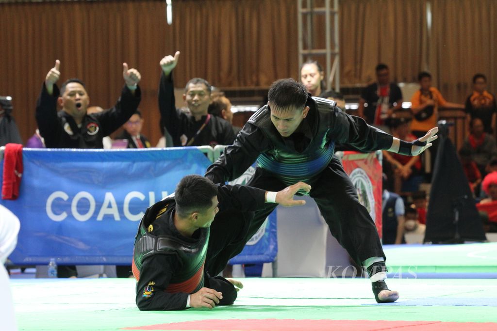 Iqbal Candra Pratama (right) won his first gold in the SEA Games Cambodia 2023 match, Chroy Changvar Convention Center, Phnom Penh, Cambodia Wednesday (10/5/2023).