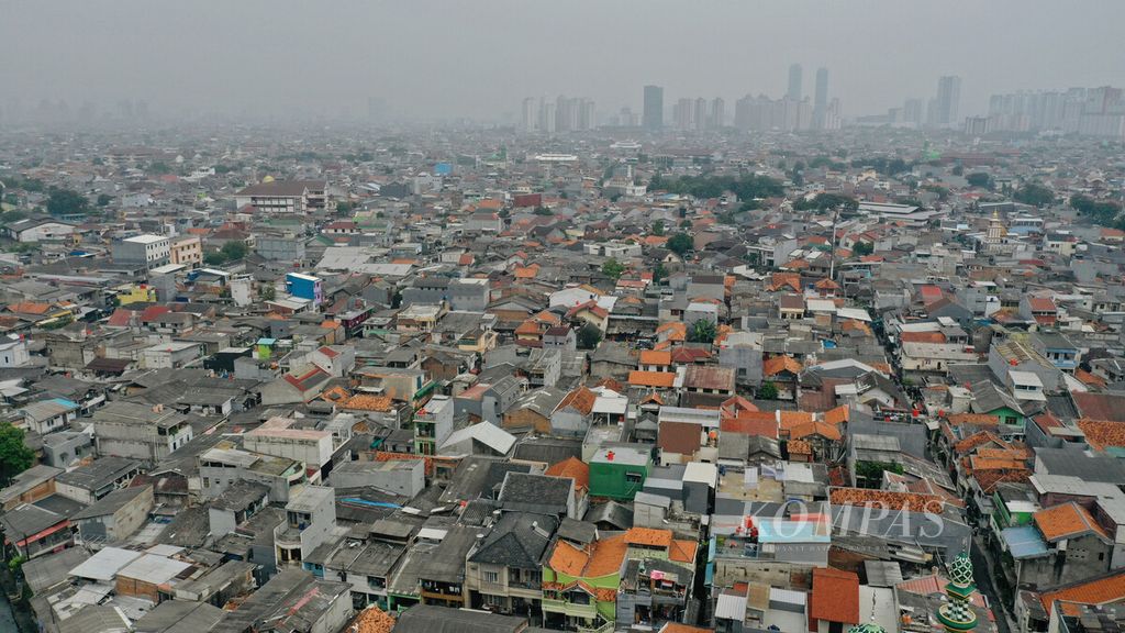 Foto udara hunian padat penduduk di Sumur Batu, Kemayoran, Jakarta Pusat, Rabu (28/4/2021).
