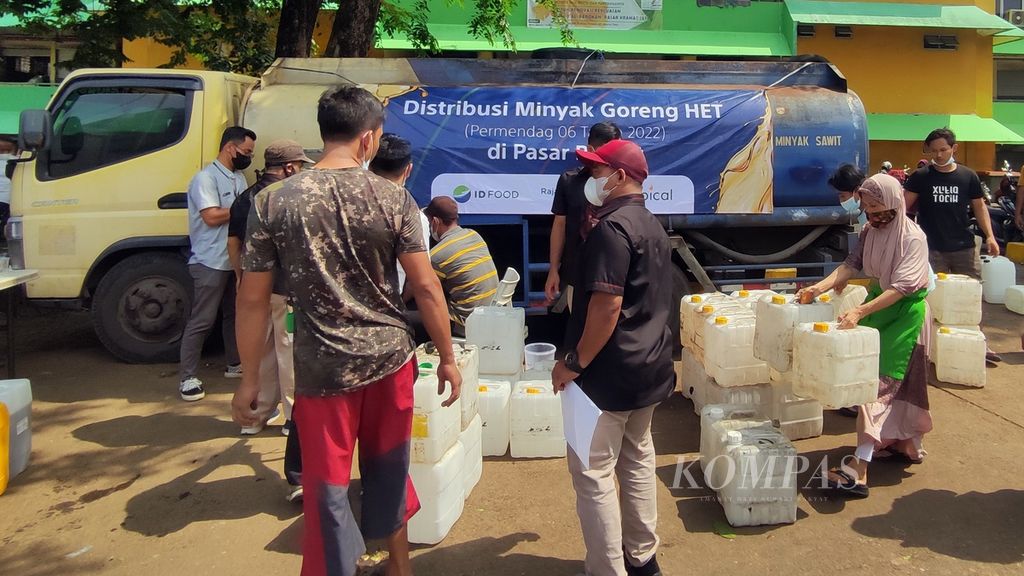 Suasana distribusi minyak goreng curah oleh ID Food atau perusahaan induk BUMN Pangan, di Pasar Jaya Kramat Jati, Jakarta Timur, Rabu (16/3/2022). 
