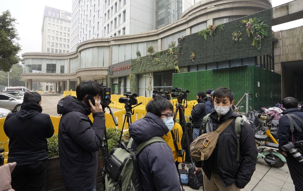 Awak media berada di luar hotel tempat tim ahli dari Organisasi Kesehatan Dunia (WHO) menjalani karantina di Wuhan, China. Tim ahli WHO mulai melakukan penyelidikan untuk mengumpulkan fakta terkait awal pandemi Covid-19 di Wuhan.