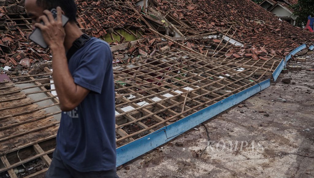 Atap memanjang SDN Sukamaju I, Kampung Pangkalan, Desa Benjot, Kecamatan Cugenang, Kabupaten Cianjur, Jawa Barat, rusak berat akibat gempa, Rabu (24/11/2022).  