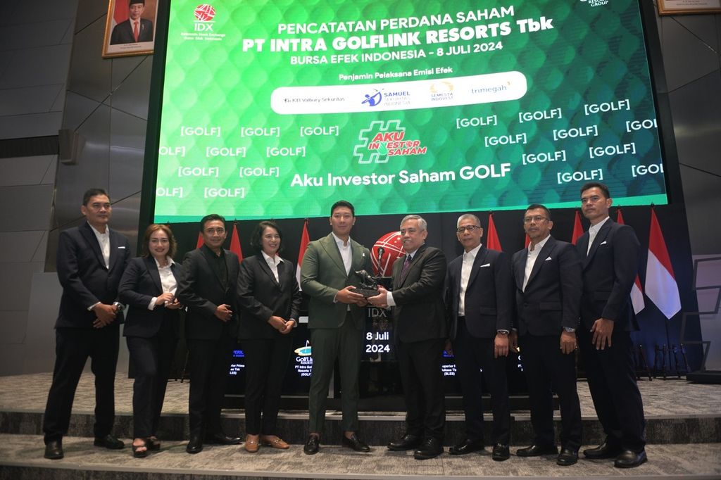 Pencatatan saham perdana PT Intra Golflink Resorts Tbk (GOLF) di Bursa Efek Indonesia, Jakarta, Senin (8/7/2024).