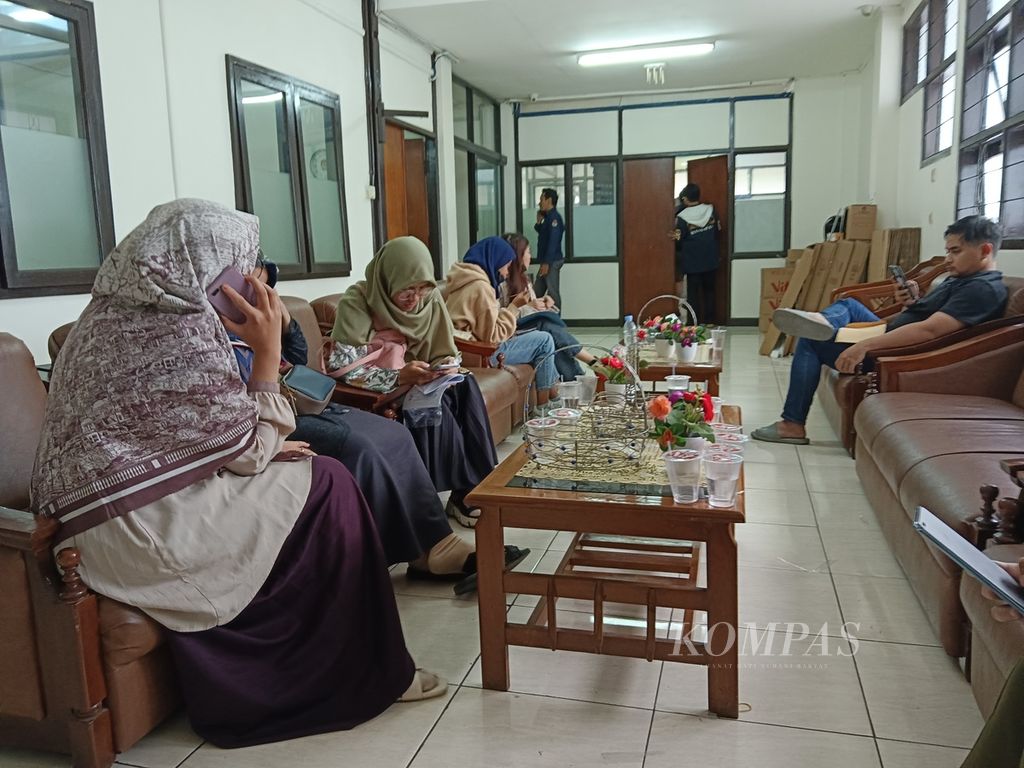 Warga mengantre untuk mengurus pindah memilih di kantor Komisi Pemilihan Umum Kota Bandung, Jawa Barat, Selasa (6/2/2024). Berdasarkan data sementara KPU, sebanyak 24.653 warga yang mengurus pindah memilih di Kota Bandung.