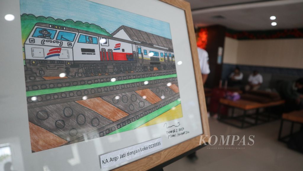 Gambar kereta api karya Rafi, remaja autsitik, dipamerkan dalam Ruang Tunggu Stasiun Cirebon, Kota Cirebon, Jawa Barat, Senin (24/4/2023).
