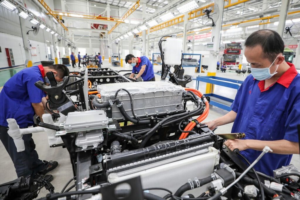 Pekerja di bagian perakitan kendaraan energi baru (<i>new energy vehicle</i>) di pabrik mobil BYD di Huaian, Provinsi Jiangsu, China, pada 6 Juli 2020.  