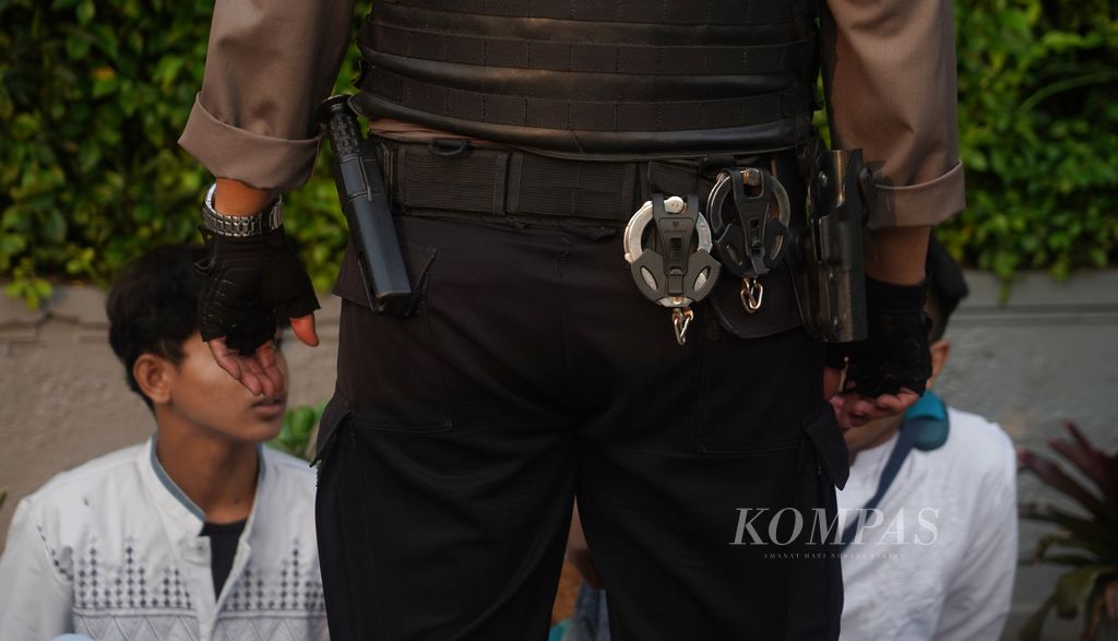 Petugas kepolisian melakukan razia terhadap remaja yang berkonvoi kendaraan menjelang waktu berbuka puasa yang melintas di kawasan Bundaran Hotel Indonesia, Jakarta, Selasa (2/4/2024).  