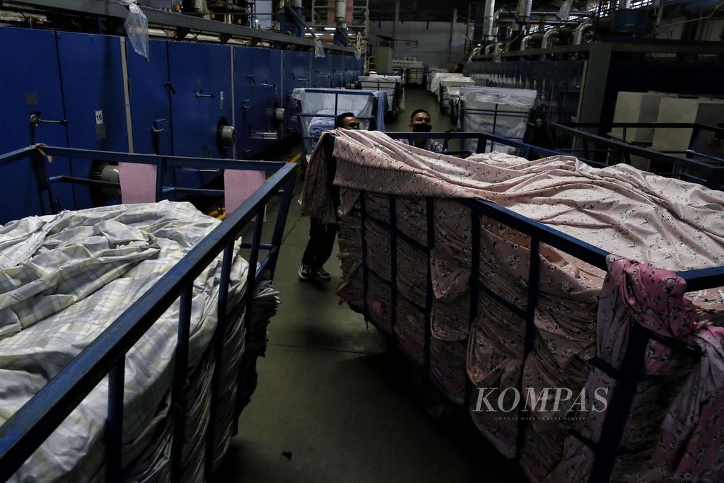 Aktivitas pekerja di sebuah pabrik tekstil di Dayeuhkolot, Kabupaten Bandung, Jawa Barat, Rabu (29/3/2023). Pabrik ini memproduksi kain untuk mode dan kain seprai untuk memenuhi pasar domestik. 