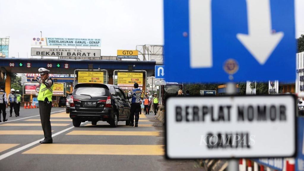 A number of vehicles with odd numbers entering the Bekas Barat toll gate towards Jakarta were directed to turn around by officers.