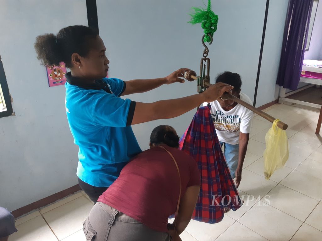Kader menimbang berat badan salah satu anak di rumah posyandu Kampung Wamesa, Distrik Manokwari Selatan, Kabupaten Manokwari, Papua Barat, pada 2 Oktober 2023. 