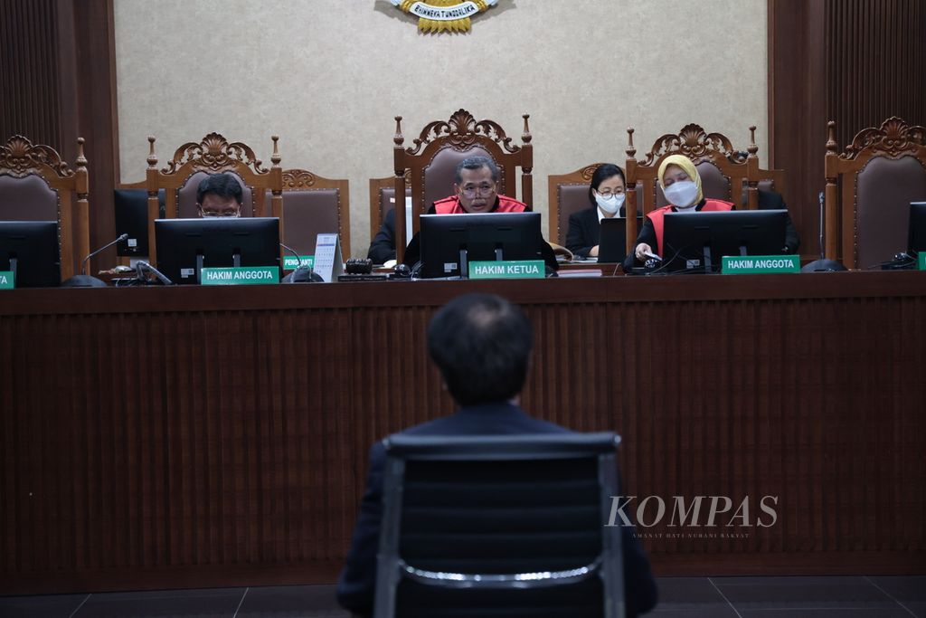 Majelis hakim membacakan vonis terdakwa kasus dugaan korupsi pengadaan helikopter angkut AW-101 tahun 2016-2017, John Irfan Kenway alias Irfan Kurnia Saleh, di Pengadilan Tindak Pidana Korupsi Jakarta, Rabu (22/2/2023). 