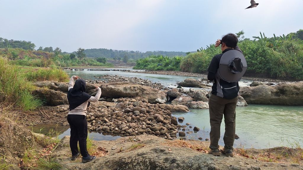 Sungai Cipunagara di Kabupaten Subang, Jawa Barat, Selasa (21/5/2024). Terdapat tanda Sesar Baribis dari gores garis batuan dan lanskap sungai ini.