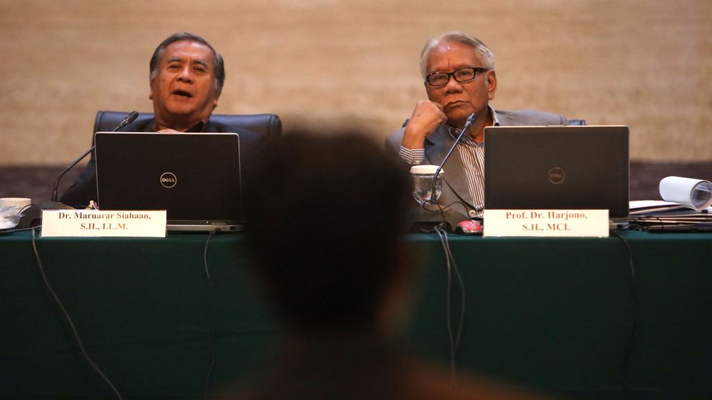 Maruarar Siahaan dan Harjono menyimak jawaban dari salah satu peserta seleksi calon hakim konstitusi yang diajukan presiden di Gedung Kementerian Sekretariat Negara, Jakarta, Rabu (11/12/2019).