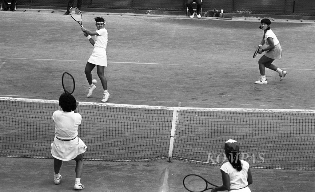 Pasangan ganda Sumatera Selatan, Irma Katimansyah/Suzanna A. Kusuma (menghadap lensa) mengalahkan pasangan DKI Jakarta, Lita Sugiarto/Yolanda Sumarno 2-1, dalam final tenis beregu putri PON Jakarta 1985, di Stadion Tenis, Senayan, Jakarta, 14 September 1985.