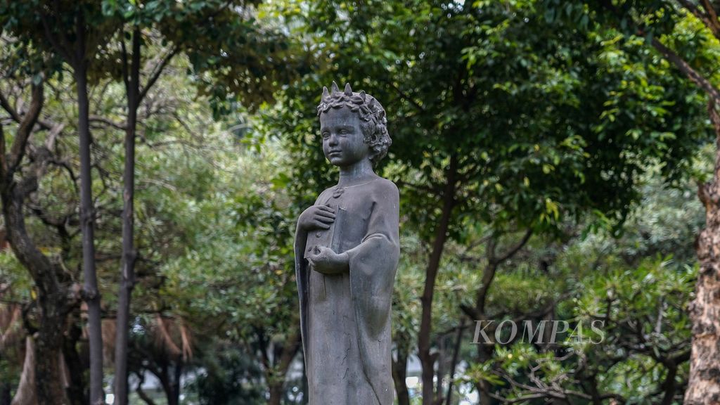Patung Anna de Kiev yang menjadi simbol persahabatan <i>sister city</i> Jakarta-Kiev, Ukraina, terpasang di Taman Cattleya di Kemanggisan, Jakarta Barat, Rabu (9/3/2022). Patung ini menandai persahabatan Jakarta dan Kiev. 