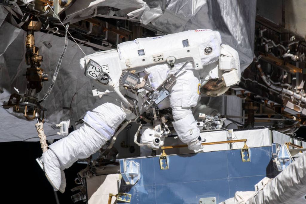 Selama bertugas di Stasiun Ruang  Angkasa Internasional (ISS), antariksawan terkadang harus bekerja di luar kabin atau sering disebut sebagai <i>spacewalk</i>. 