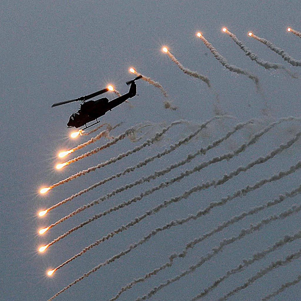 Helikopter serbu  AH-1W melepaskan suar untuk menghindari kejaran rudal musuh dalam latihan militer di Hualien, Taiwan timur, Selasa (30/1). 