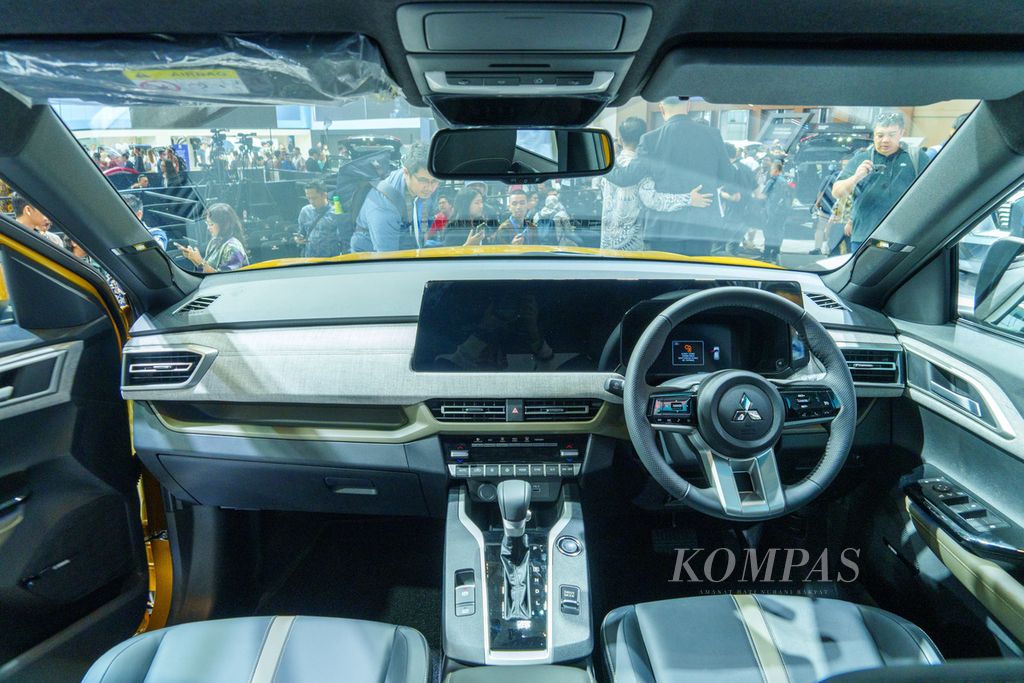 Kabin depan Mitsubishi Xforce tipe Ultimate dipamerkan pada Gaikindo Indonesia International Auto Show (GIIAS) 2023, Kamis (10/8/2023), di ICE BSD, Kabupaten Tangerang, Banten.