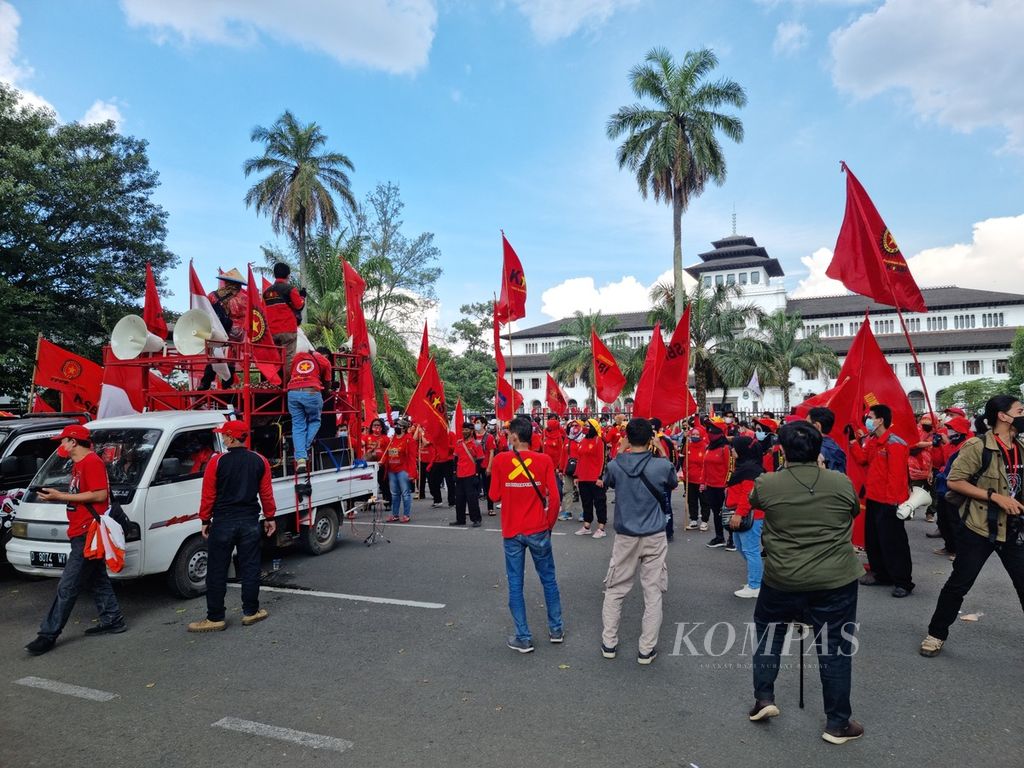 Sejumlah pekerja memperingati Hari Buruh dengan berdemonstrasi di Gedung Sate, Kota Bandung, Jawa Barat, Sabtu (1/5/2021).