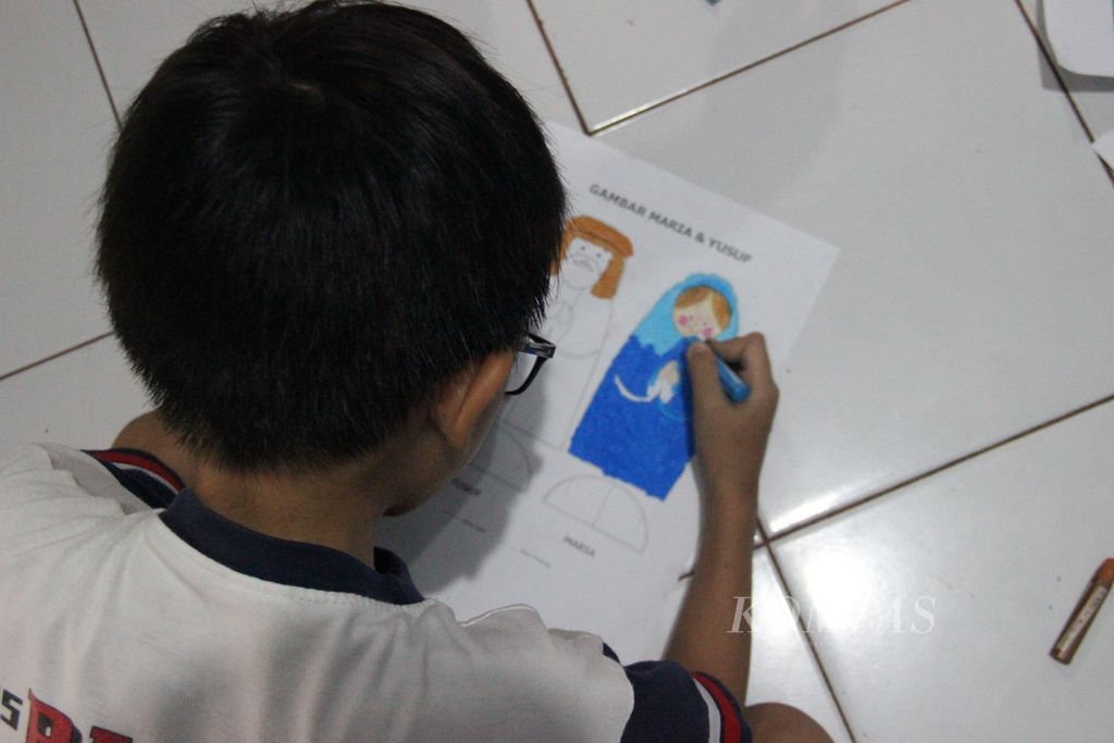 Seorang anak sedang mewarnai gambar bertema Natal di Pontianak, Kalimantan Barat, Kamis (15/12/2022).